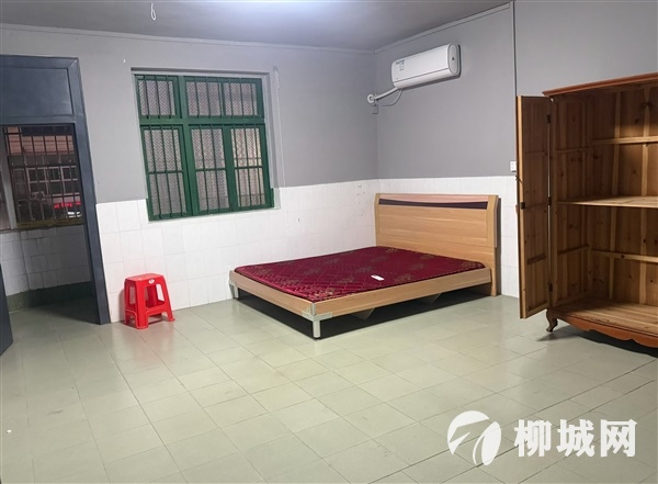 白阳广场，工商银行对面房子出租单间，空调热水器洗衣机都有